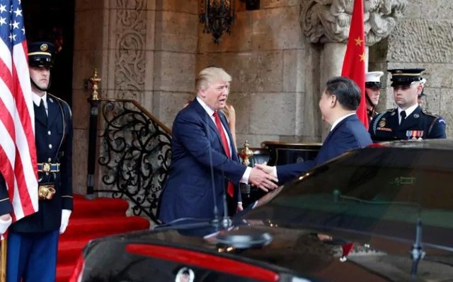 Tổng thống Trump lần đầu tiếp Chủ tịch Trung Quốc tại "Nhà Trắng mùa đông" - 8
Tổng thống Trump bắt tay khi tiếp đón ông Tập Cận Bình tại sảnh của khu nghỉ dưỡng Mar-a-Lago. (Ảnh: Reuters)