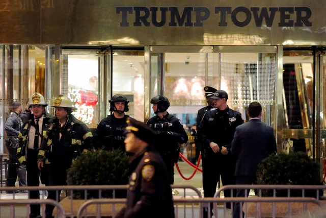 Mật vụ Mỹ bỏ Tháp Trump vì tranh chấp tiền thuê mặt bằng - 1
Cảnh sát Mỹ bên ngoài Tháp Trump tại New York (Ảnh: Reuters)