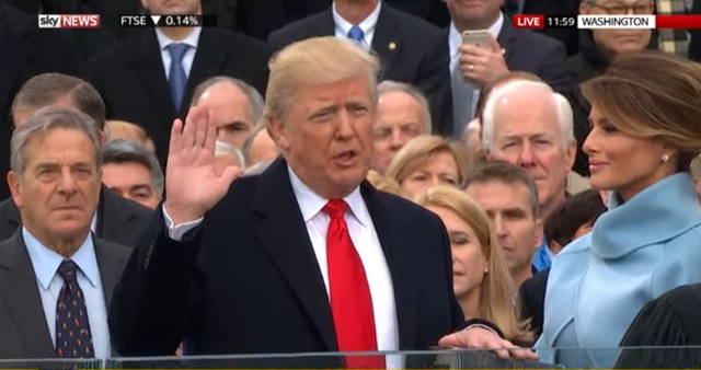 Ông Donald Trump tuyên thệ nhậm chức, trở thành tổng thống thứ 45 của Mỹ - 4
Ông Trump tuyên thệ nhậm chức (Ảnh chụp màn hình)