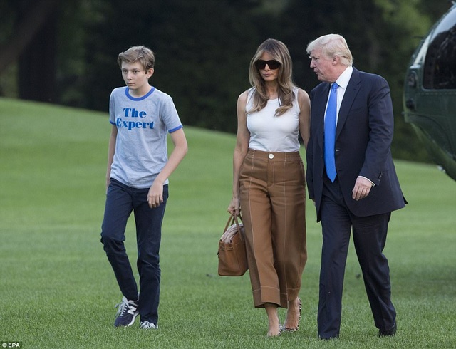 Đệ nhất phu nhân Mỹ tiết lộ cuộc sống trong Nhà Trắng - 1
Tổng thống Mỹ Donald Trump đón Đệ nhất phu nhân Melania và cậu con trai Barron chuyển hẳn vào Nhà Trắng. (Ảnh: EPA)