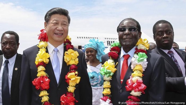 Mổ xẻ "quyền lực mềm" của Trung Quốc ở Zimbabwe - 1 Chủ tịch Tập Cận Bình và Tổng thống Mugabe trong chuyến thăm của nhà lãnh đạo Trung Quốc tới Zimbabwe năm 2015 (Ảnh: Tân Hoa Xã)