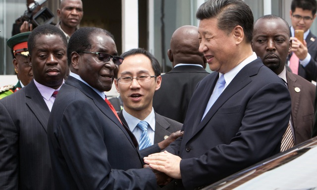 Mổ xẻ "quyền lực mềm" của Trung Quốc ở Zimbabwe - 2 Chủ tịch Tập Cận Bình bắt tay Tổng thống Mugabe năm 2015 (Ảnh: AFP)