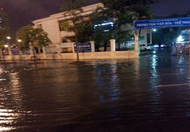 Mưa lớn, nhiều tuyến đường Hà Nội ngập sâu - 3 Phố Trung Kính.
