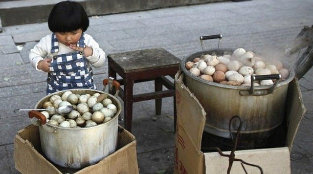 "Rùng mình" món trứng luộc nước tiểu bé trai được coi như... vị thuốc - 6 "Rùng mình" món trứng luộc nước tiểu bé trai được coi như... vị thuốc - 6