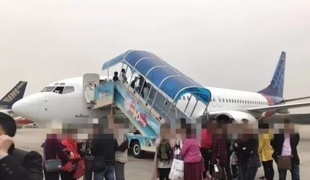 Những sự cố kỳ quặc của hàng không Trung Quốc - 5
Đầu năm nay, máy bay của hãng Sriwijaya Air khởi hành từ Quảng Châu đến Bali, Indonesia, buộc phải quay lại vì phi hành đoàn chưa đóng kín cửa cabin. Thông thường, chuyến bay kéo dài 5 giờ nhưng sau 3 giờ bay cơ trưởng quyết định quay đầu lại vì nghi máy bay có “lỗ hổng”. Sau nửa giờ kiểm tra và sửa chữa, máy bay cất cánh lại và hạ cánh an toàn ở Bali. (Ảnh: SCMP)