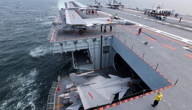 Trung Quốc lập vùng cấm bay khi cho công chúng xem tàu Liêu Ninh - 3
Trên boong tàu Liêu Ninh. (Ảnh: China Military)