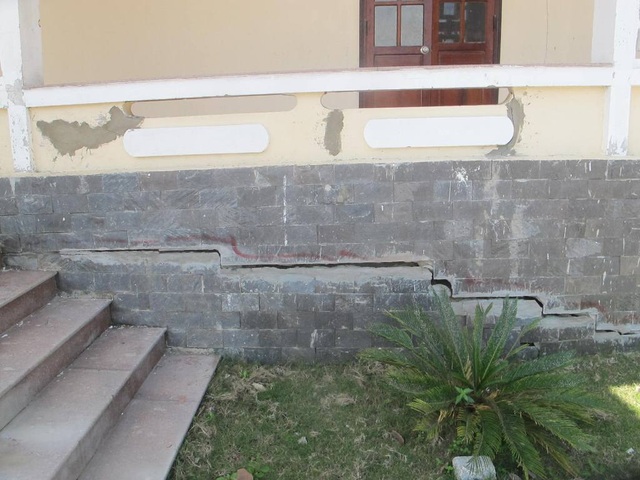 Nhà văn hóa tiền tỷ mới sử dụng đã “chờ sập”! - 4
Và bị sụt lún