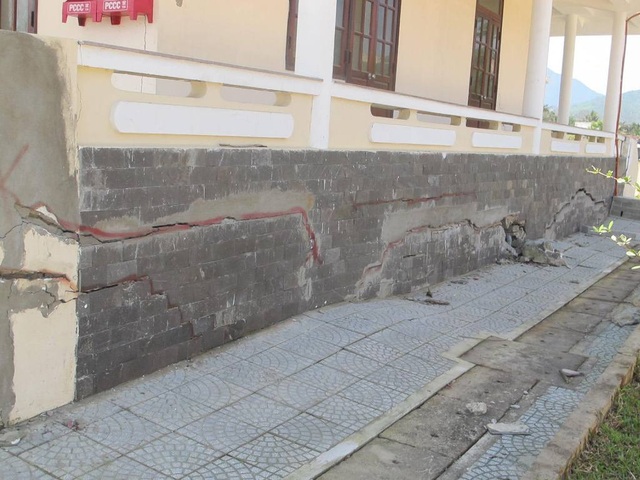 Nhà văn hóa tiền tỷ mới sử dụng đã “chờ sập”! - 8 Rất nhiều chỗ bị nứt, lún và đang chờ sập