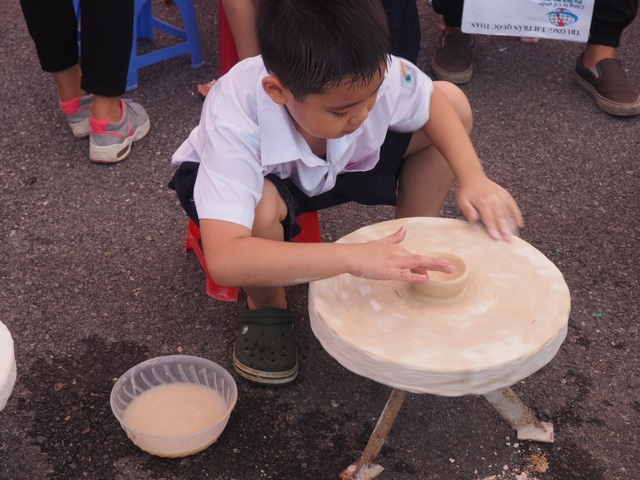 Du khách nhí mướt mồ hôi chơi các trò dân gian tại Hoàng thành Thăng Long - 1 Du khách nhí mướt mồ hôi chơi các trò dân gian tại Hoàng thành Thăng Long - 1