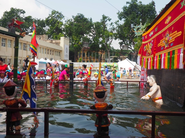 Du khách nhí mướt mồ hôi chơi các trò dân gian tại Hoàng thành Thăng Long - 5 Du khách nhí mướt mồ hôi chơi các trò dân gian tại Hoàng thành Thăng Long - 5
