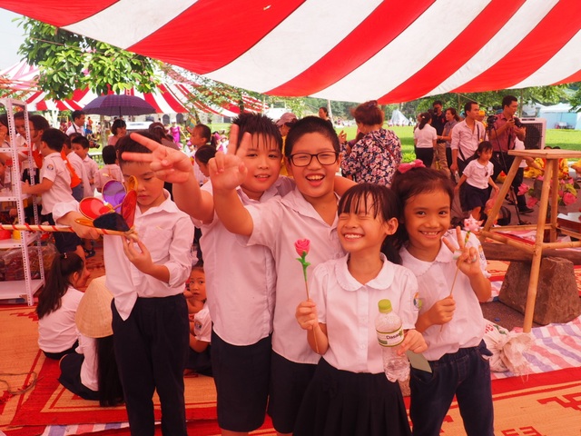 Du khách nhí mướt mồ hôi chơi các trò dân gian tại Hoàng thành Thăng Long - 3 Du khách nhí mướt mồ hôi chơi các trò dân gian tại Hoàng thành Thăng Long - 3