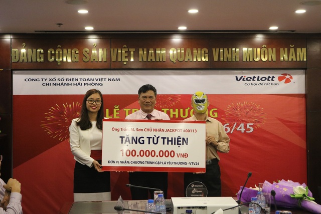 Trúng giải Jackpot 23 tỷ đồng, cán bộ hưu trí sẻ chia may mắn với “Cặp lá yêu thương” - 2 Ông Sơn ủng hộ 100 triệu đồng cho Chương trình Cặp lá yêu thương