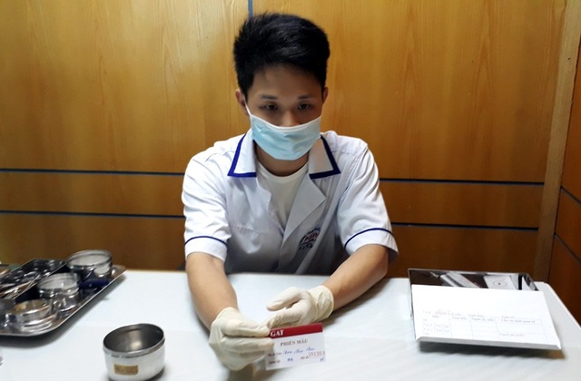Phía sau 4 tờ kết quả xét nghiệm ADN của cô gái trẻ - 1 Một thủ tục trong ca xét nghiệm ADN cho khách hàng.