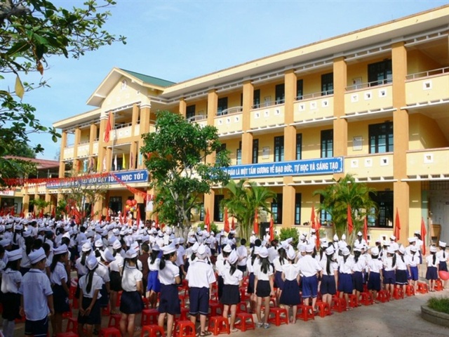 Quảng Trị: Chấn chỉnh tình trạng lạm thu trong các cơ sở giáo dục - 1 Học sinh Quảng Trị tham gia chào cờ đầu tuần