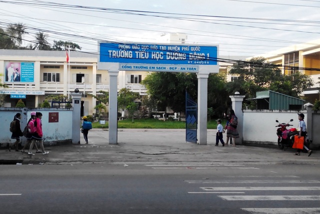 Vẫn còn 1.000 tàu thuyền trên biển, hơn 200 nghìn dân cần di dời trước bão 16 - 2 Tại buổi họp, Chủ tịch UBND tỉnh Kiên Giang quyết định cho tất cả HS, SV đang theo học trên địa bàn tỉnh nghỉ học trong 2 ngày, 25-26/12.