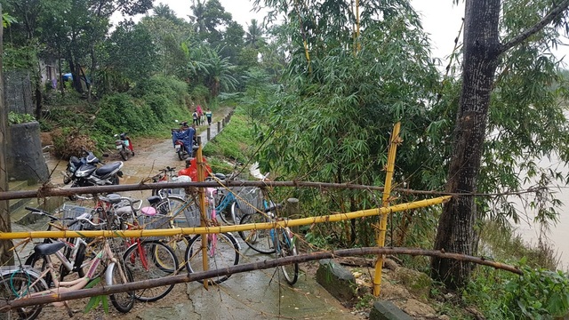 Lũ cuốn bờ sông trước trường, học sinh phải đi “xuyên tường” hàng xóm - 7 Rào chắn trước đường dẫn vào cổng trường