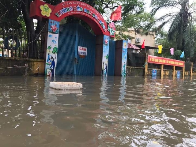 Nghệ An: Nhiều trường cho học sinh nghỉ học vì mưa lớn - 1 Sáng nay 10/10, Trường Mầm non Hoa Hồng trên địa bàn thành phố Vinh thông báo nghỉ học.