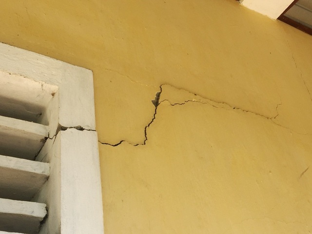 Trường mầm non “thấp thỏm” với những phòng học sắp sập - 6 Các vết nứt dài ở phía ngoài