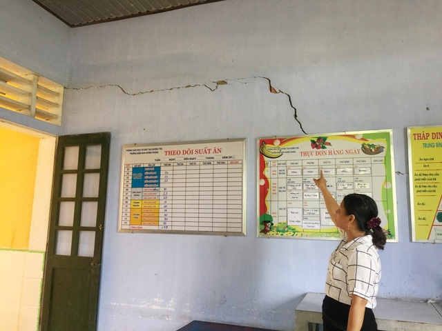 Trường mầm non “thấp thỏm” với những phòng học sắp sập - 7 Trước tình trạng này, 2 phòng học đã bị đóng cửa, nhiều cháu phải chuyển đi học ở cơ sở trường thôn khác (ảnh: L.Đức)