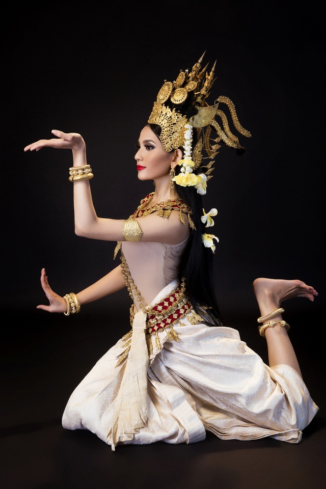Trương Thị May lộ eo thon nuột nà trong điệu múa mừng tết Khmer - 7 Trương Thị May lộ eo thon nuột nà trong điệu múa mừng tết Khmer - 7