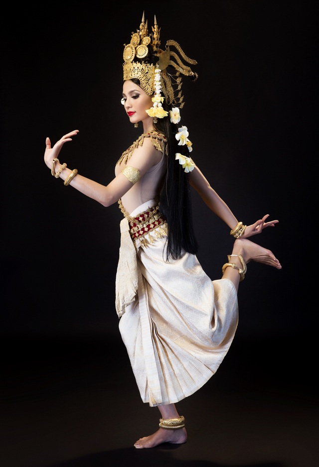 Trương Thị May lộ eo thon nuột nà trong điệu múa mừng tết Khmer - 6 Trương Thị May lộ eo thon nuột nà trong điệu múa mừng tết Khmer - 6