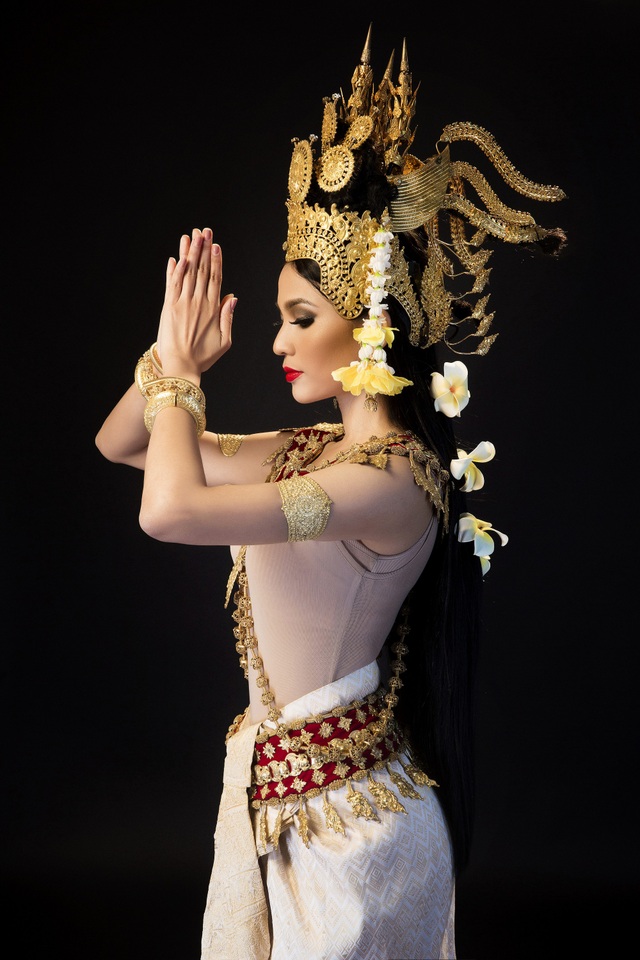 Trương Thị May lộ eo thon nuột nà trong điệu múa mừng tết Khmer - 9 Trương Thị May lộ eo thon nuột nà trong điệu múa mừng tết Khmer - 9