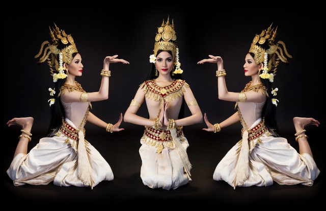 Trương Thị May lộ eo thon nuột nà trong điệu múa mừng tết Khmer - 1 Ngoài công việc là một siêu mẫu, Trương Thị May còn có rất nhiều tài năng trong đó có khả năng múa.