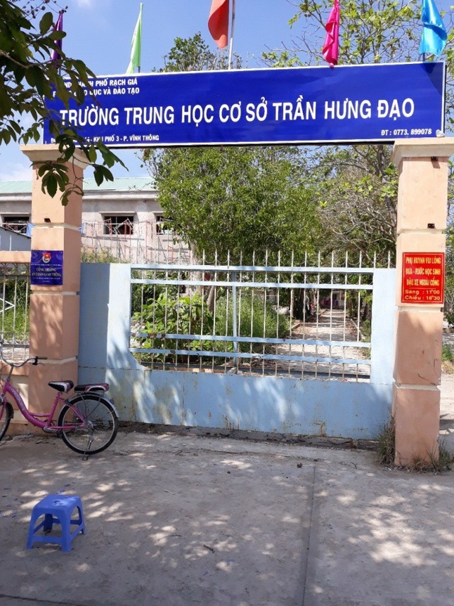 Kiên Giang: Buộc thôi học có thời hạn với 2 nữ sinh lớp 9 đánh “đàn em” lớp 7 - 1
Sự việc hai nữ sinh lớp 9 đánh 3 nữ sinh lớp 7 xảy ra vào giờ ra chơi tại nhà vệ sinh dành cho giáo viên trường THCS Trần Hưng Đạo (TP Rạch Giá, tỉnh Kiên Giang).