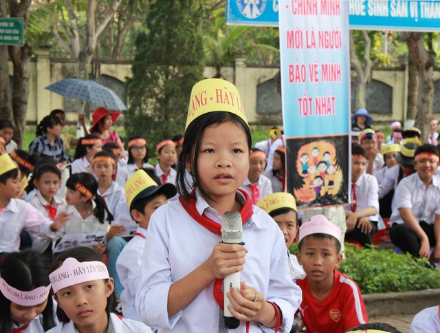 “Mẹ nói còn nhỏ, hỏi chi mấy chuyện “nhạy cảm” đó!” - 1 Nhiều học sinh có nhu cầu được cung cấp thông tin về phòng chống xâm hại nhưng bố mẹ, người thân vẫn ngại đề cập đến vấn đề bị cho là nhạy cảm này.