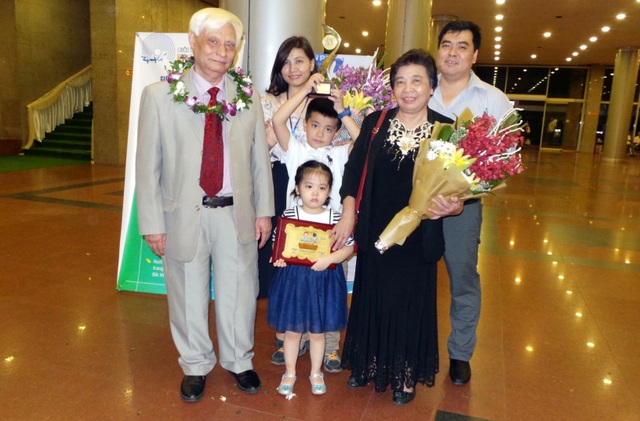Dãy Trường Sơn - “Miền đất hứa” cho ứng phó biến đổi khí hậu - 2
Gia đình đến chia vui cùng Tiến sĩ Nguyễn Ngọc Sinh. (Ảnh: Tiến Nguyên)