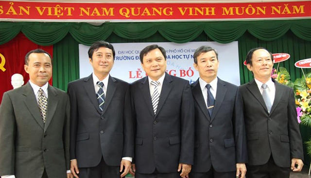 Đại học Quốc gia TP.HCM có tân Phó Giám đốc 43 tuổi - 2
PGS.TS Vũ Hải Quân (ngoài cùng bên trái) là thành viên trẻ nhất trong Ban giám hiệu trường ĐH Khoa học Tự nhiên TP.HCM (ảnh ĐH Quốc gia TP.HCM).