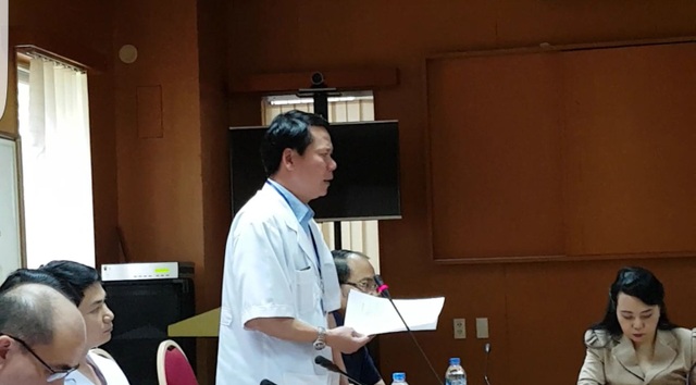 Hé lộ nguyên nhân gây ra vụ tai biến chạy thận ở Hoà Bình - 1 Giám đốc BV Đa khoa tỉnh Hoà Bình nhận trách nhiệm sự cố chạy thận với Bộ trưởng, mong muốn được Bộ trưởng hỗ trợ đế sớm ổn định Đơn nguyên chạy thận tại BV. Ảnh: H.Hải