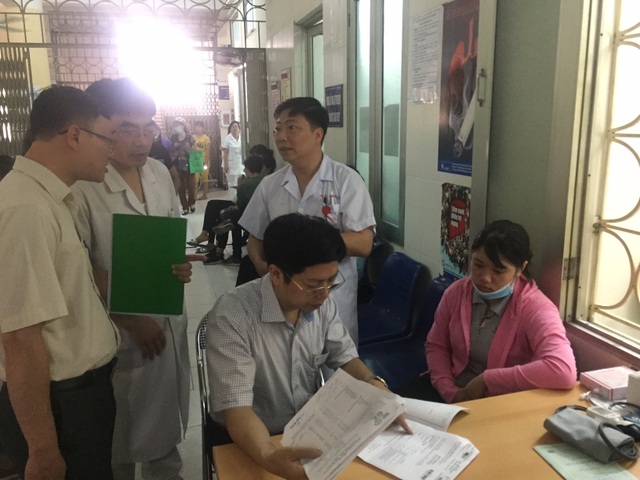 Bệnh nhân sốt xuất huyết tử vong sau nửa ngày nhập viện - 1 Phó Cục trưởng Cục Khám chữa bệnh kiểm tra công tác khám chữa bệnh nhân SXH tại BV Bệnh nhiệt đới Trung ương. Ảnh: L.H