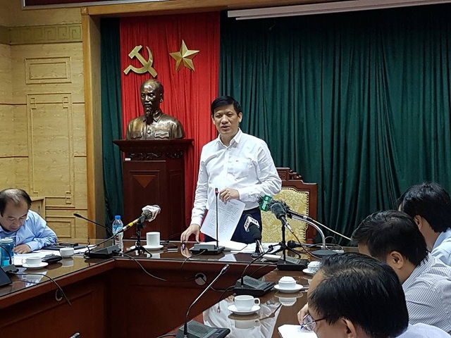 Hà Nội trả lời vì sao sau phun hóa chất muỗi vẫn bay hàng đàn vào nhà - 3 GS.TS Nguyễn Thanh Long chỉ đạo Hà Nội phải coi mỗi quận, huyện là một ổ dịch để phun hóa chất cuốn chiếu, giám sát hoạt động diệt bọ gậy. Ảnh: H.Hải
