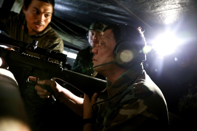 Tổng thống Philippines tự cầm súng bắn tỉa phiến quân - 1
Tổng thống Philippines Rodrigo Duterte cầm súng bắn tỉa. (Ảnh: Reuters)