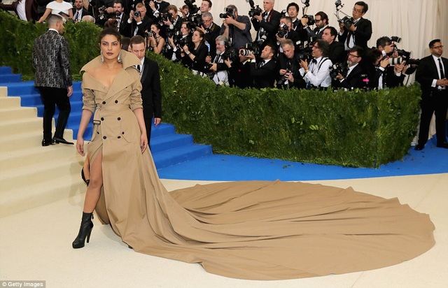 Những trang phục siêu xấu tại sự kiện thời trang Met - 15
Phần thân áo cứng nhắc của Priyanka Chopra không liên quan gì tới gấu váy điệu đà này!