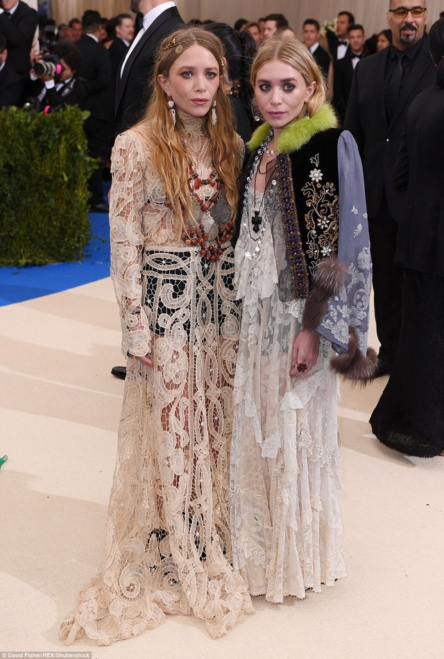 Những trang phục siêu xấu tại sự kiện thời trang Met - 17
Chị em Mary-Kate - Ashley Olsen hiếm khi được khen mặc đẹp