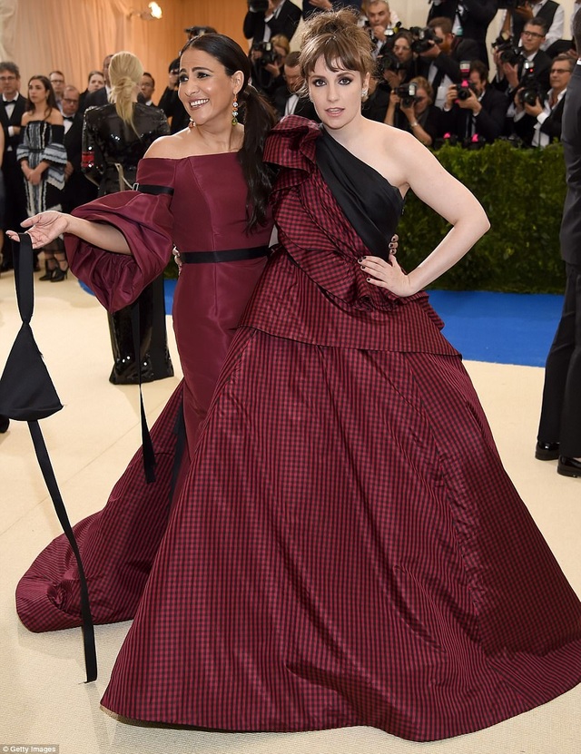 Những trang phục siêu xấu tại sự kiện thời trang Met - 19
Lena Dunham và Jenni Konner béo lên nhiều vì chất vải cứng của váy