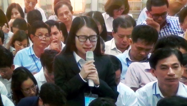 Xét xử Hà Văn Thắm cùng đồng phạm: Làm rõ nghi vấn hồ sơ bị đánh tráo - 2 Hoàng Thị Hồng Tứ - cựu Chủ tịch Công ty BSC, công ty sân sau của Hà Văn Thắm - bật khóc nức nở tại tòa.