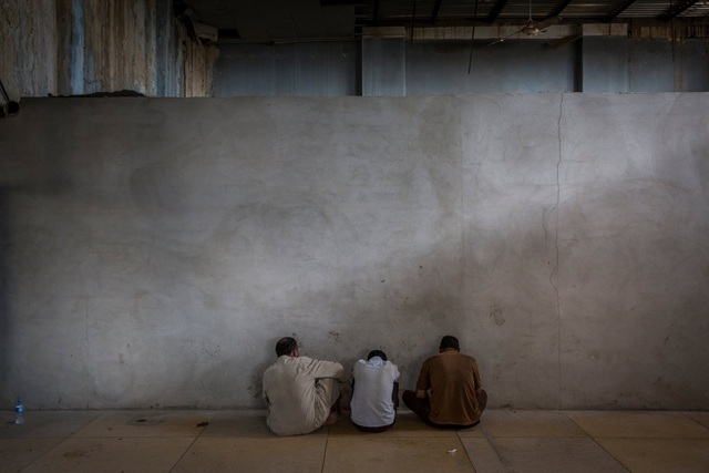 Hơn 1.000 phiến quân IS quỳ gối xin hàng - 1
Phiến quân IS bị giam giữ sau khi đầu hàng. (Ảnh: NYTimes)