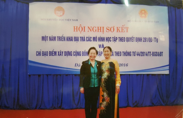 Tủ sách khuyến học đặc biệt ở thôn Phú Mẫn - 1 Bà Lê Thị Ký - Hội trưởng Hội khuyến học thôn Phú Mẫn chụp ảnh kỷ niệm cùng GS.TSKH Nguyễn Thị Doan - Chủ tịch Hội Khuyến học Việt Nam tại hội nghị sơ kết một năm triển khai đại trà các mô hình học tập trên cả nước năm 2016.