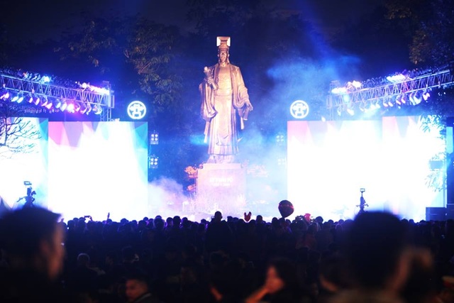 Người dân cả nước hân hoan trong phút giao thừa - 23
Khu vực tượng đài Lý Thái Tổ thu hút đông người với chương trình biểu diễn văn nghệ.