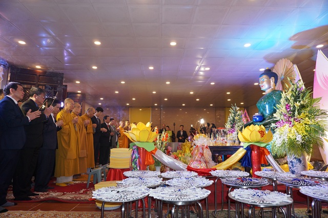 Người dân ùn ùn đi chiêm bái tượng Phật lớn nhất thế giới - 1
Pho tượng Phật bằng ngọc bích nguyên khối lớn nhất thế giới, nặng 18 tấn đang được triển lãm tại chùa Đại Tuệ, thu hút rất đông du khách đến chiêm bái trong những ngày đầu năm.
