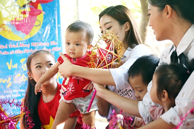 Người đẹp 9X mang trung thu đến với trẻ em làng chài ven sông - 2
Đây là lần đầu tiên tới làng chài vui Trung thu thiện nguyện của người đẹp Mỹ Linh và Thanh Tú