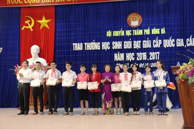 Quảng Trị: Trao thưởng cho 284 học sinh giỏi đạt giải quốc gia, cấp tỉnh - 1 Bà Nguyễn Thị Hồng Vân, Chủ tịch Hội khuyến học tỉnh Quảng Trị và ông Nguyễn Đăng Quang, Bí thư Thành ủy Đông Hà trao thưởng cho các em học sinh