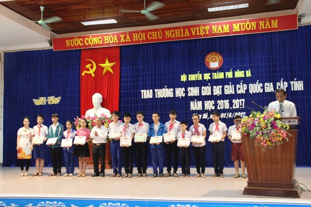 Quảng Trị: Trao thưởng cho 284 học sinh giỏi đạt giải quốc gia, cấp tỉnh - 2 Những em học sinh đạt giải cao được vinh danh