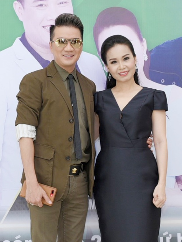 Chồng Cẩm Ly lần đầu lên tiếng về hiềm khích với Quang Lê - 3 Ca sĩ Cẩm Ly khá thân thiết với đàn anh Đàm Vĩnh Hưng và cũng chịu nhiều tác động từ nam ca sĩ trong một số chương trình.