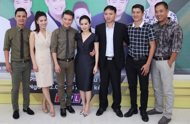 Chồng Cẩm Ly lần đầu lên tiếng về hiềm khích với Quang Lê - 1 Nhạc sĩ Minh Vy lâu nay thường ở hậu trường khi giữ vai trò Giám đốc âm nhạc của nhiều chương trình. Lần này, nam nghệ sĩ sẽ sóng đôi cùng bà xã Cẩm Ly trên sân khấu. Tuy nhiên Cẩm Ly lại khá thoải mái khi đứng cạnh Đàm Vĩnh Hưng hơn ông xã.