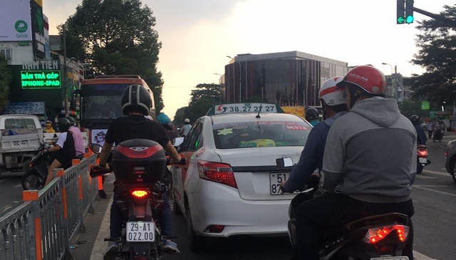 Taxi Vinasun dán khẩu hiệu phản đối Uber, Grab: Hành động rất trẻ con! - 3 Đến chiều 8/10, nhiều tài xế đã tự tháo khẩu hiệu dán sau xe vì cho rằng lãnh đạo công ty nói tài xế bộc phát là không đúng.