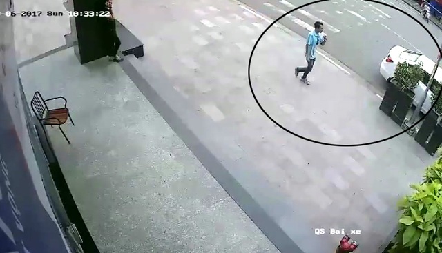 Camera an ninh đã ghi lại cảnh một thanh niên (trong vòng tròn đen) được cho là đã trộm chiếc xe ô tô 4 chỗ giữa ban ngày.